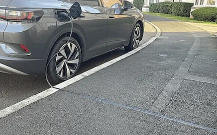 Stop Trailing Cables: The £3,500 Grant for Pavement Charging